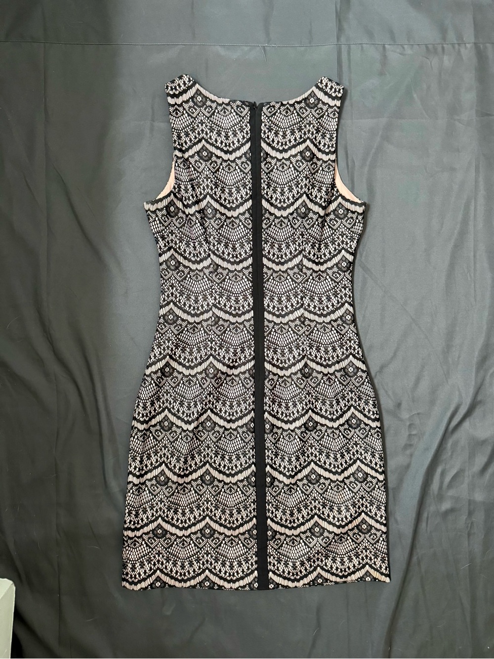 Sleeveless Black and Cream Lace-Pattern Sheath Dress - Picture 2 of 2